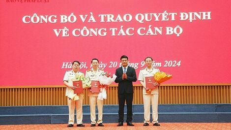 VKSND tối cao công bố và trao quyết định về công tác cán bộ