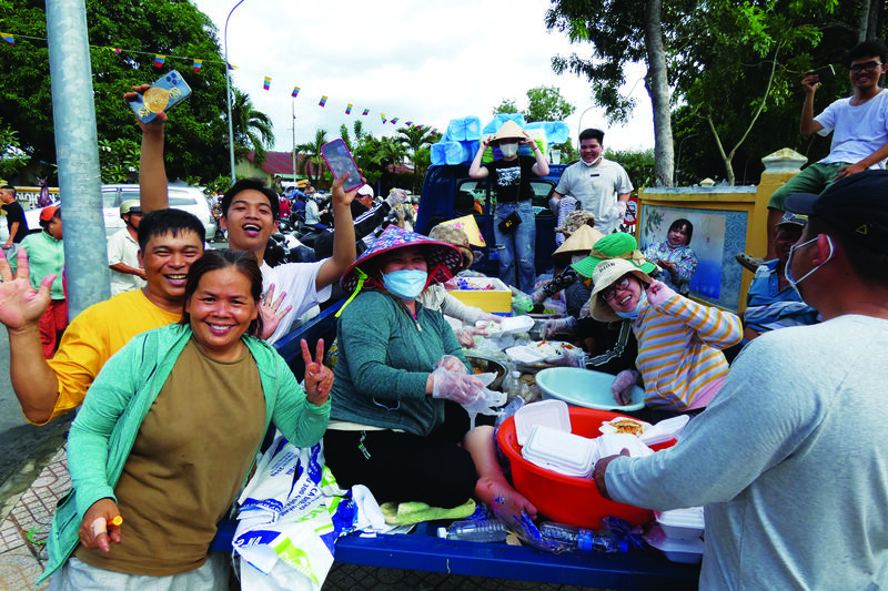 Những nụ cười chào đón khách phương xa