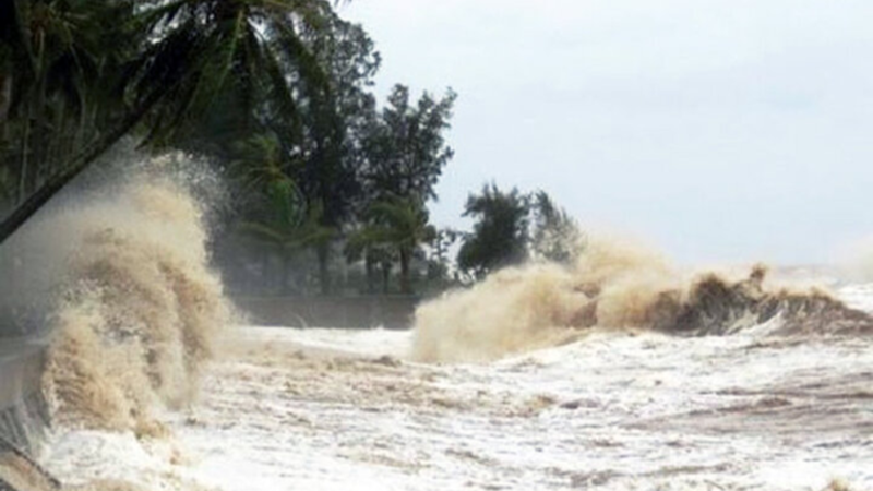 Xuất hiện 2 áp thấp "nối đuôi" đang mạnh lên từng ngày, liệu có đổ bộ vào nước ta?