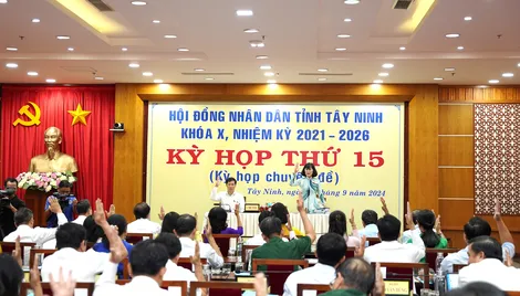 Tại kỳ họp thứ 15 (kỳ họp chuyên đề) diễn ra chiều 25.9, HĐND tỉnh khoá X nhiệm kỳ 2021-2026 thực hiện miễn nhiệm và bầu bổ sung các chức vụ của HĐND tỉnh và UBND tỉnh.