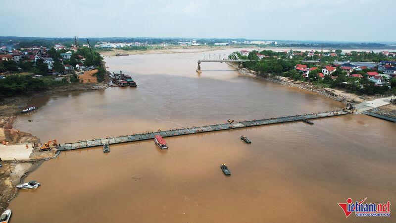 Hình hài cầu phao Phong Châu sau 90 phút lắp đặt