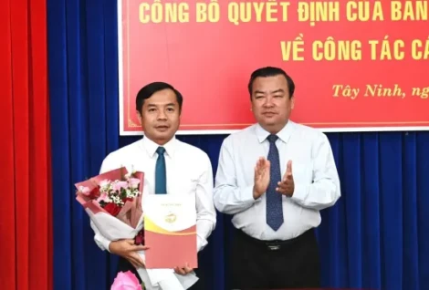 Chiều 30.9, ông Phạm Hùng Thái- Phó Bí thư Thường trực Tỉnh uỷ, Trưởng Đoàn ĐBQH tỉnh đến dự và trao quyết định về công tác cán bộ tại Uỷ ban Kiểm tra Tỉnh uỷ.