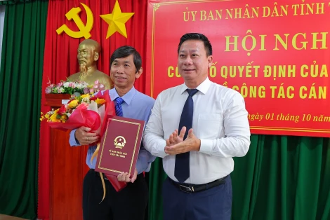 Chiều 1.10, ông Nguyễn Thanh Ngọc- Phó Bí thư Tỉnh uỷ, Chủ tịch UBND tỉnh đến dự và trao quyết định của UBND tỉnh bổ nhiệm bác sĩ Đỗ Hồng Sơn- Phó Giám đốc Sở Y tế, giữ chức Giám đốc Sở; thời gian giữ chức vụ là 5 năm, kể từ ngày 1.10.2024.