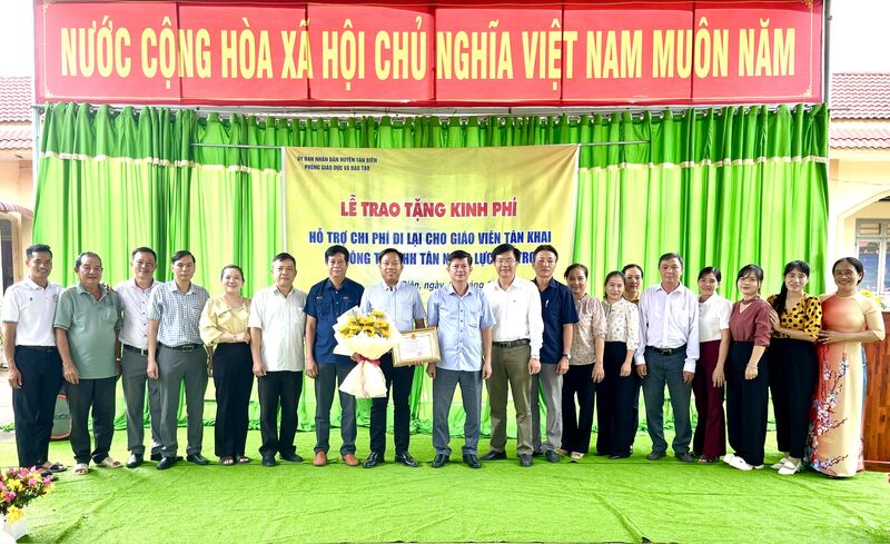 Công ty TNHH Tân Ngọc Lực: Tặng 150 triệu đồng hỗ trợ chi phí đi lại cho giáo viên ấp Tân Khai (Tân Biên)