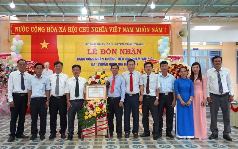 Trường tiểu học Phạm Văn Nô, xã Hòa Thạnh:  Đón nhận bằng công nhận trường đạt chuẩn quốc gia mức độ 1