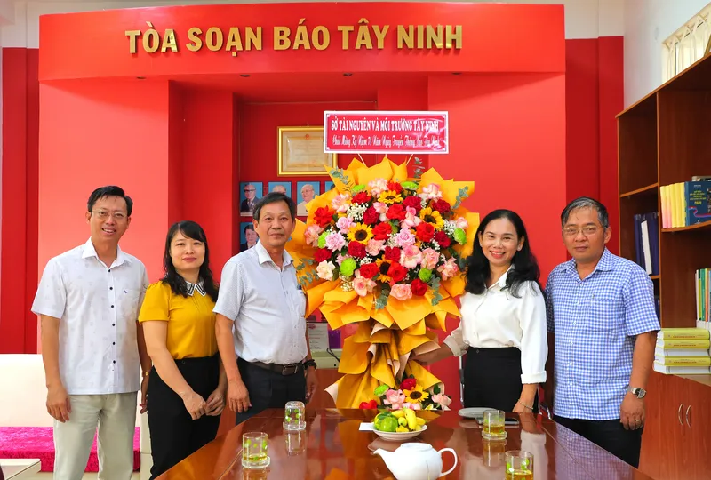 Cơ quan, doanh nghiệp thăm, chúc mừng Báo Tây Ninh nhân kỷ niệm 78 năm ngày truyền thống