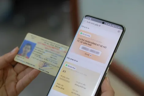 Mất bản cứng giấy phép lái xe, có thể xuất trình bản tích hợp trên VNeID?