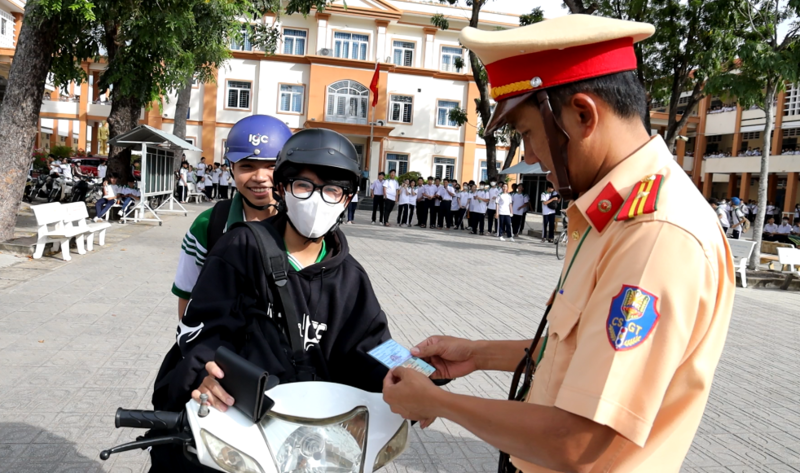 Gửi thông báo về nhà trường đối với học sinh vi phạm giao thông