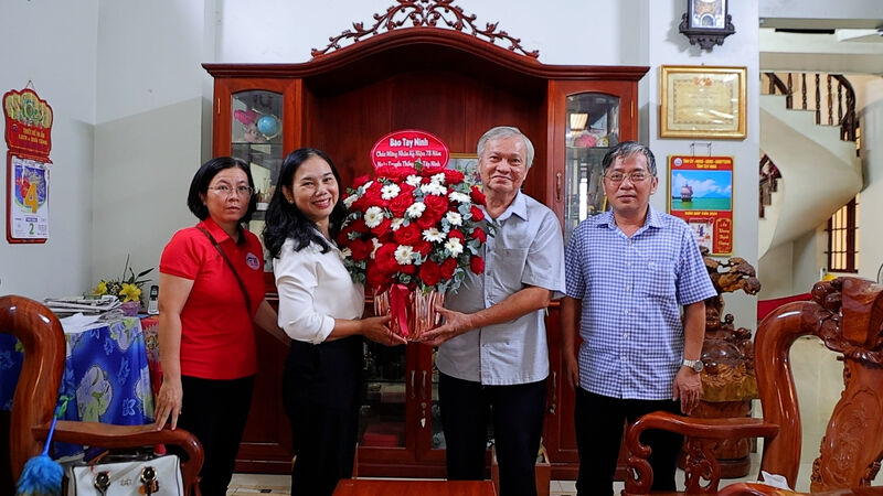 Ban biên tập thăm, tặng quà gia đình các nguyên lãnh đạo Báo Tây Ninh nhân ngày truyền thống 5.10