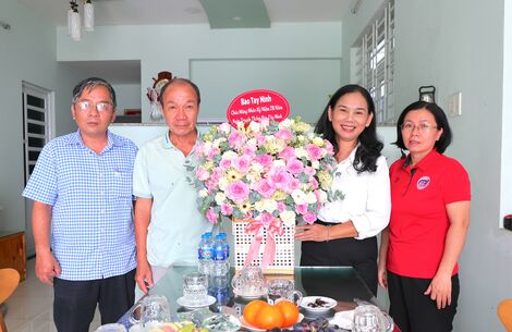 Ban biên tập Báo Tây Ninh thăm, tặng quà gia đình các nguyên lãnh đạo Báo nhân ngày truyền thống