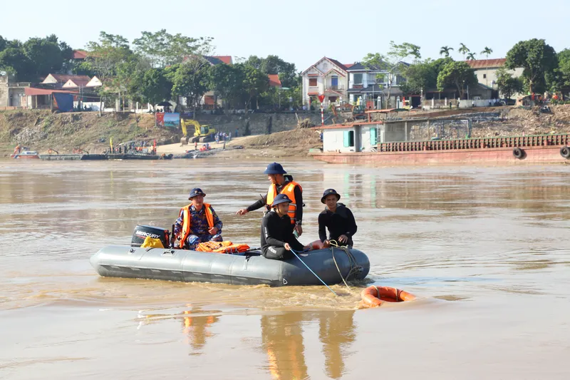 Khó khăn trong công tác tìm kiếm, cứu hộ tại cầu Phong Châu