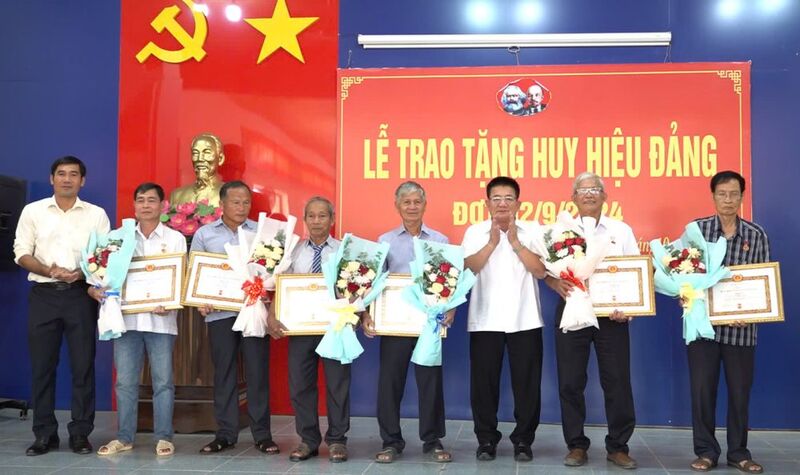 Bí thư Thị ủy Trảng Bàng trao huy hiệu Đảng cho 7 đảng viên