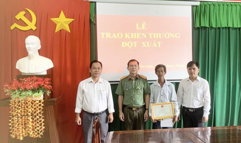 UBND huyện Tân Châu: Khen thưởng người dân dũng cảm bắt cướp