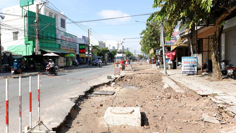 Sớm trả lại nguyên trạng mặt đường Lạc Long Quân