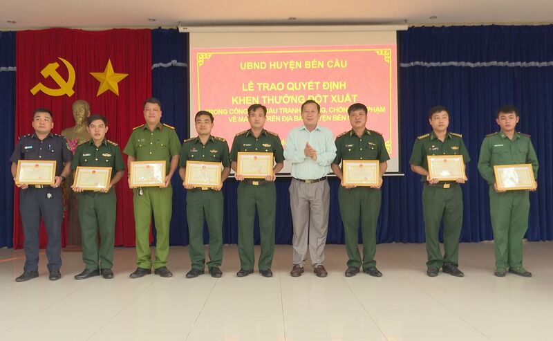 Bến Cầu: Khen thưởng đột xuất cho các tập thể, cá nhân trong phòng, chống tội phạm ma tuý