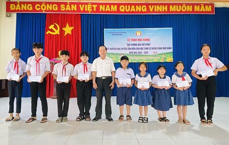 Hội Khuyến học Tân Biên: Tích cực chăm lo cho học sinh có hoàn cảnh khó khăn