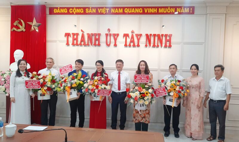 Lãnh đạo TP. Tây Ninh chúc mừng các ngành nhân ngày truyền thống