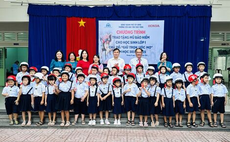 100% học sinh lớp Một trên địa bàn TP.Tây Ninh được tặng mũ bảo hiểm