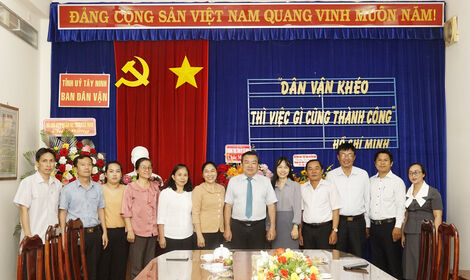 Sáng 15.10, Phó Bí thư Thường trực Tỉnh uỷ, Trưởng Đoàn ĐBQH tỉnh Tây Ninh Phạm Hùng Thái cùng lãnh đạo Văn phòng Tỉnh uỷ đến thăm, chúc mừng tập thể lãnh đạo, cán bộ, công chức Ban Dân vận Tỉnh uỷ nhân kỷ niệm 94 năm ngày truyền thống công tác Dân vận của Đảng (15.10.1930 – 15.10.2024).