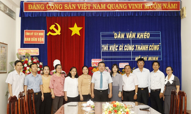 Phó Bí thư Thường trực Tỉnh uỷ: Thăm, chúc mừng Ban Dân vận Tỉnh uỷ nhân ngày truyền thống 15.10