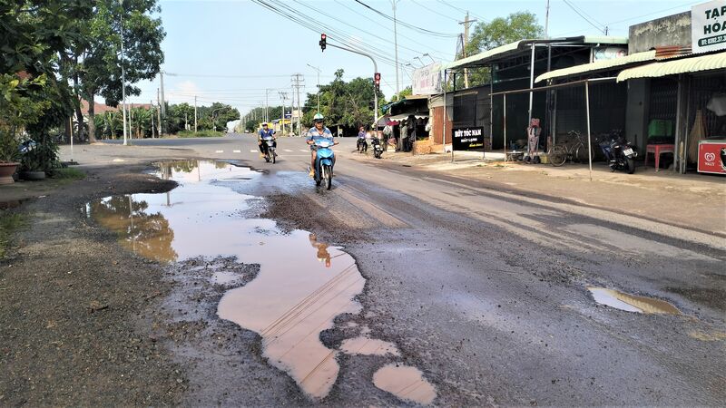 Vũng sâu nguy hiểm tại góc rẽ ngã tư