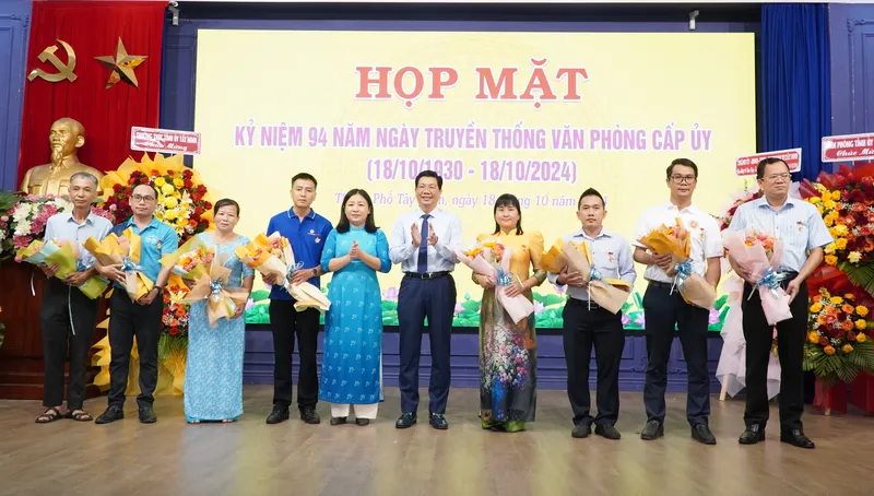 Họp mặt kỷ niệm 94 năm Ngày Truyền thống Văn phòng cấp uỷ