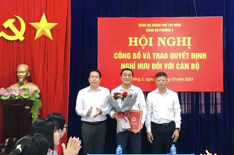 Bí thư Thành uỷ Tây Ninh trao quyết định nghỉ hưu cho Bí thư Đảng uỷ phường 3