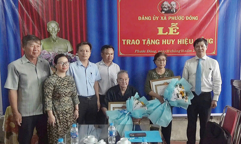 Bí thư Tỉnh uỷ Nguyễn Thành Tâm trao Huy hiệu 70, 50 năm tuổi Đảng cho đảng viên huyện Gò Dầu