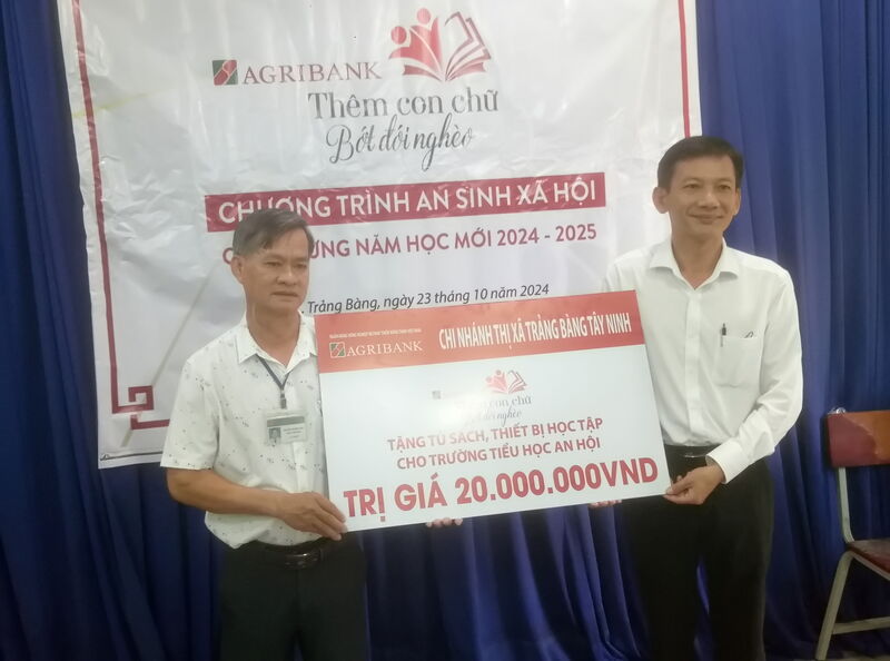 Agribank chi nhánh Trảng Bàng: Tặng trang thiết bị học tập cho trường học