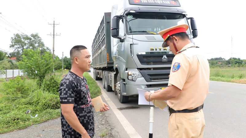 Kiên quyết xử lý tình trạng xe chở hàng quá tải