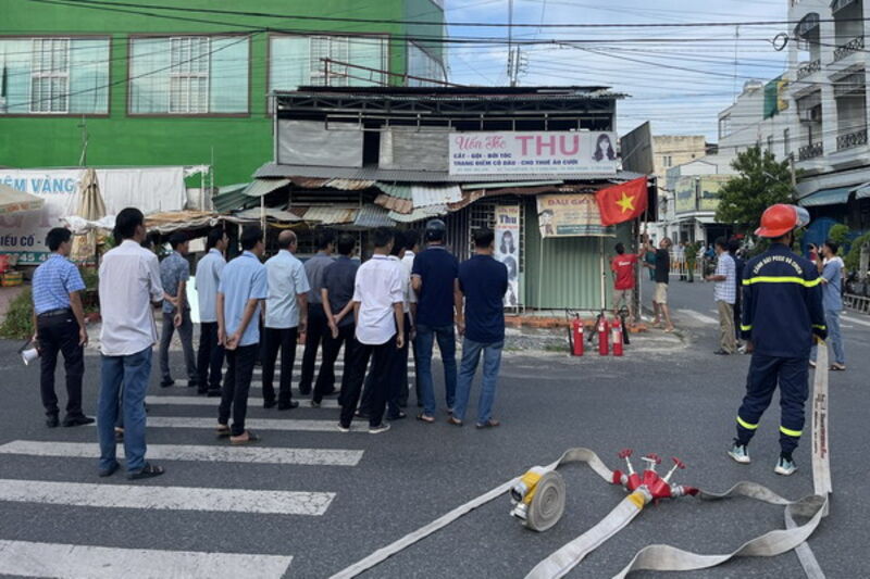 Hoà Thành: Tháo dỡ công trình tạm lấn chiếm hành lang đường bộ