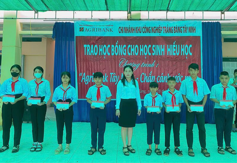 Trao học bổng cho học sinh trường THCS Hưng Thuận