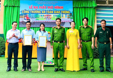 Ngày 28.10, Ban An toàn giao thông xã Thái Bình (huyện Châu Thành) ra mắt Ban Chỉ đạo và thành viên Tổ tự quản mô hình “Cổng trường an toàn giao thông” tại trường Tiểu học Bình Phong.