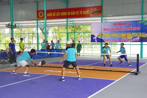 Chiều 28.10, Sư đoàn 5 tổ chức giao lưu thể dục thể thao, chào mừng khánh thành sân Pickleball.