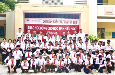 Châu Thành: Trao học bổng "Agribank Tây Ninh - Chắp cánh ước mơ"