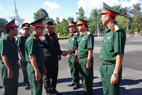 Đoàn lãnh đạo trẻ Quân đội Hoàng gia Campuchia thăm Sư đoàn 5