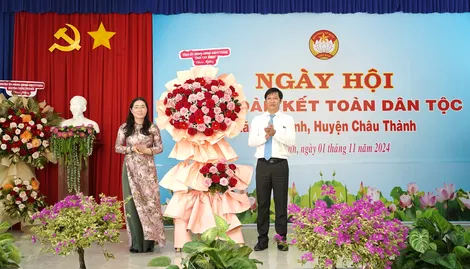 Bí thư Tỉnh uỷ Nguyễn Thành Tâm dự Ngày hội đại đoàn kết toàn dân tộc xã Long Vĩnh