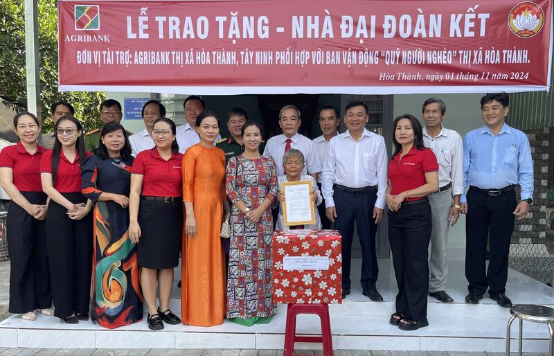 Hoà Thành: Trao tặng nhà đại đoàn kết cho hộ nghèo