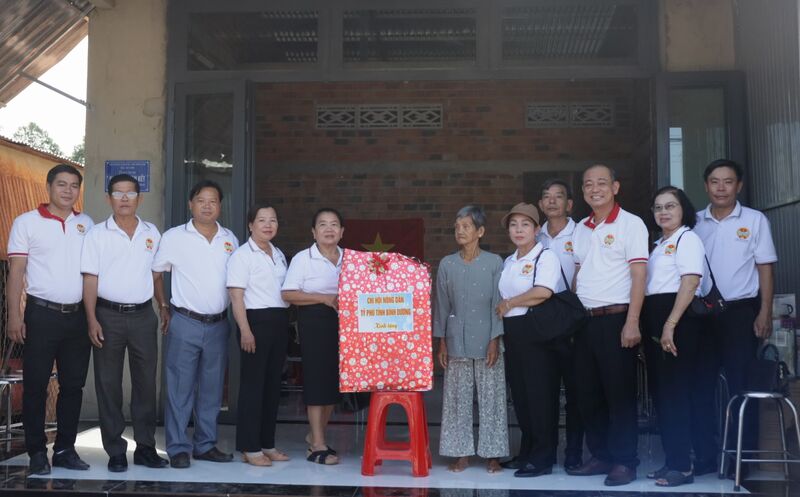 Hội Nông dân trao nhà Đại đoàn kết cho hội viên có hoàn cảnh khó khăn