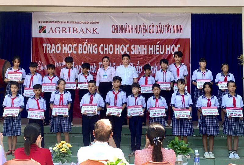 AgriBank Chi nhánh Gò Dầu: Trao tặng học bổng và thiết bị học tập cho học sinh nghèo, hiếu học trên địa bàn huyện