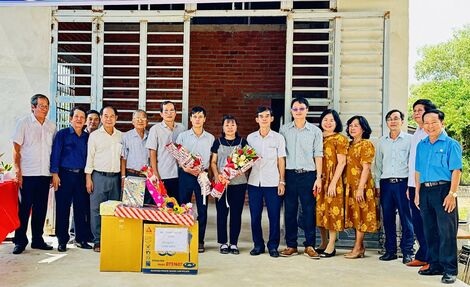 Tân Biên: Trao nhà mái ấm giáo viên