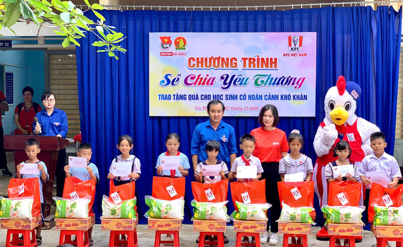 Gò Dầu: Trao học bổng “Sẻ chia yêu thương”