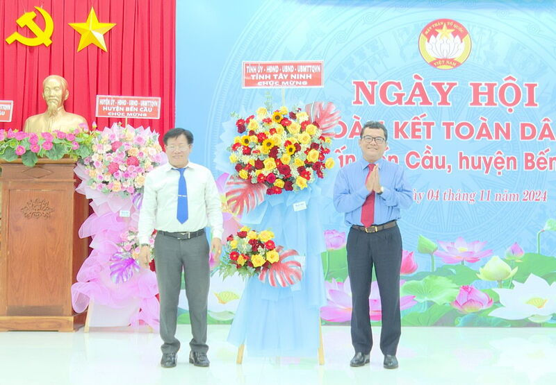 Trưởng Ban Dân vận Tỉnh ủy Trương Nhật Quang dự Ngày hội Đại đoàn kết toàn dân tộc tại Bến Cầu