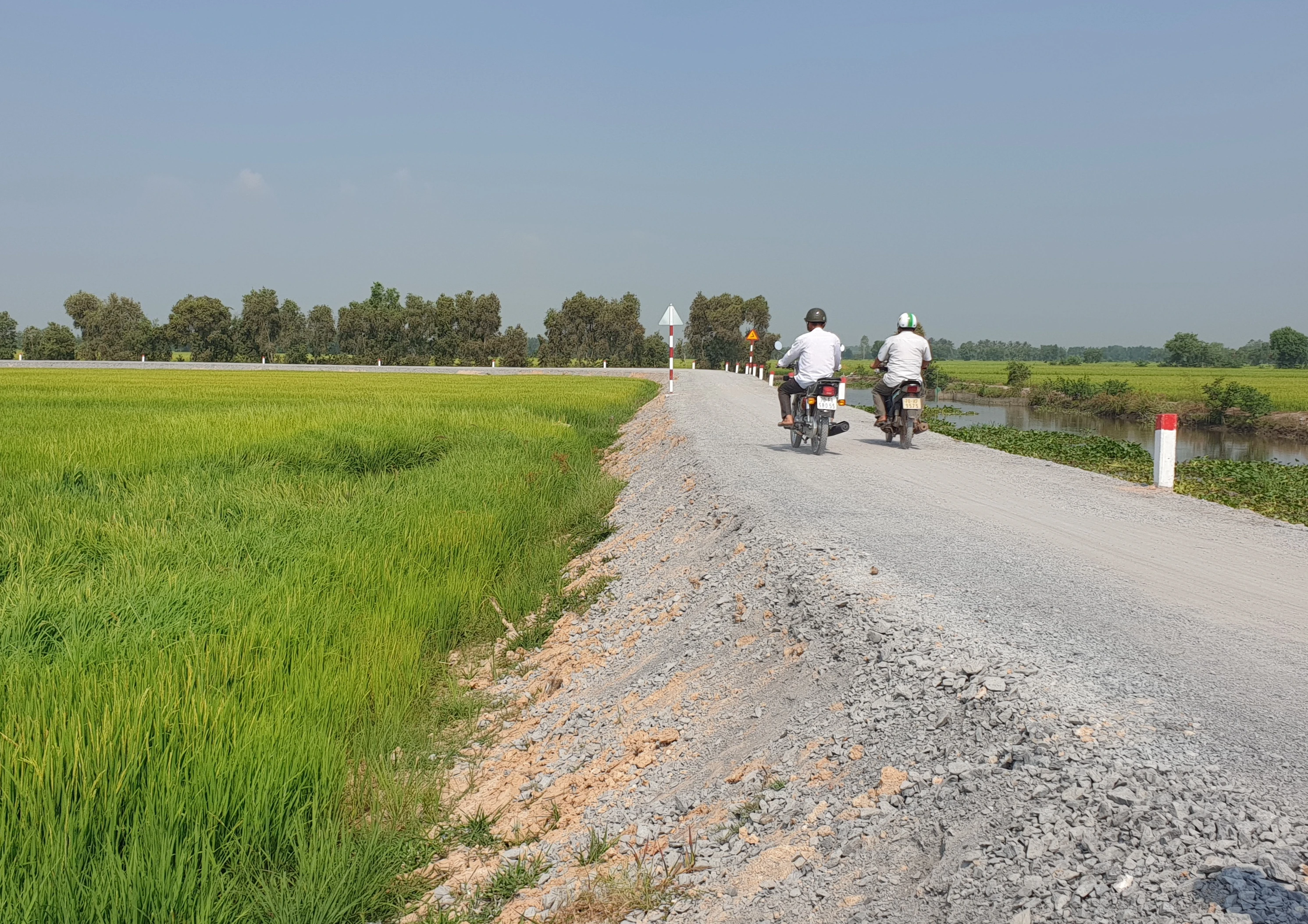 Một tuyến đê bao tại ấp Phước Trung được đầu tư làm đường giao thông nông thôn.