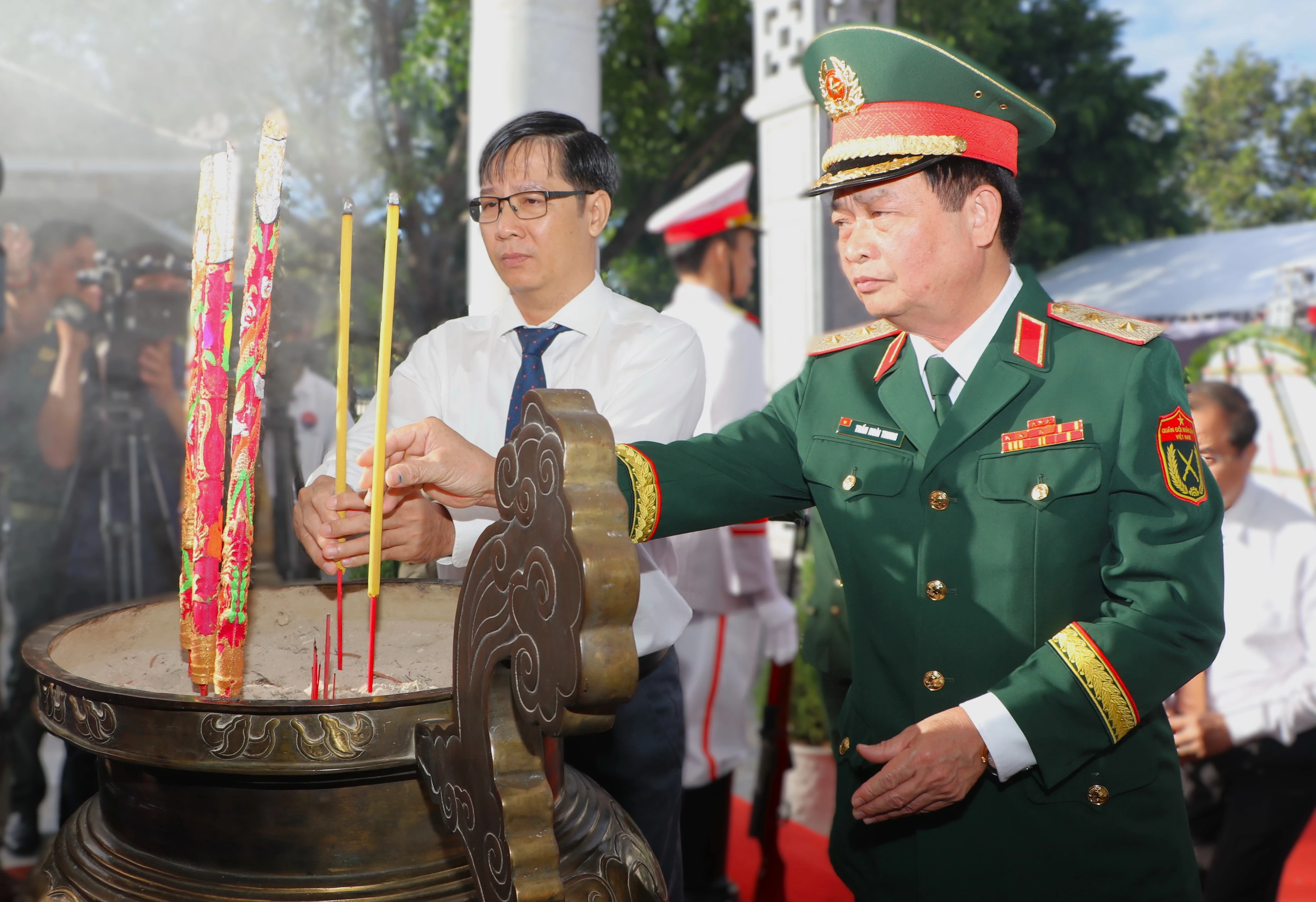 Trung tướng Trần Hoài Trung- Bí thư Ðảng uỷ, Chính uỷ Quân khu 7 và ông Nguyễn Thành Tâm- Uỷ viên Ban Chấp hành Trung ương Ðảng, Bí thư Tỉnh uỷ, Chủ tịch HÐND tỉnh Tây Ninh thắp hương tưởng nhớ những anh hùng đã ngã xuống vì sự nghiệp giải phóng dân tộc và làm nghĩa vụ quốc tế cao cả ở nước bạn Campuchi.a