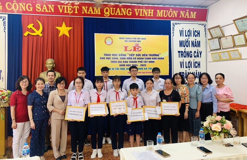 Thành phố Tây Ninh trao học bổng “Tiếp sức đến trường” cho học sinh, sinh viên có hoàn cảnh khó khăn