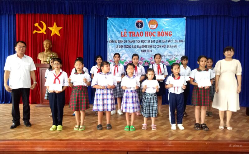 Trảng Bàng: Trao học bổng cho học sinh nữ trong gia đình có hai con một bề là gái