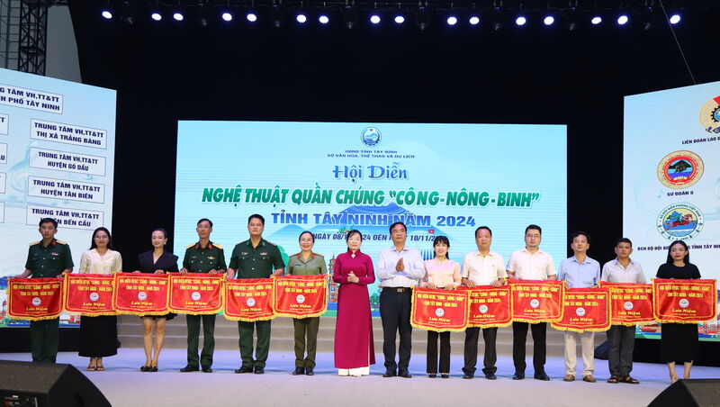 Khai mạc Hội diễn nghệ thuật quần chúng "Công Nông Binh"