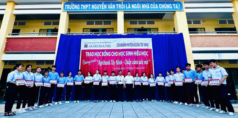 Agribank chi nhánh huyện Gò Dầu: Trao tặng học bổng và thiết bị học tập