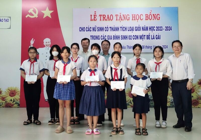 Châu Thành: Trao học bổng cho nữ sinh có thành tích cao trong các gia đình sinh con một bề là gái